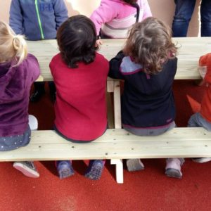 TAULA AMB BANCS PETITA